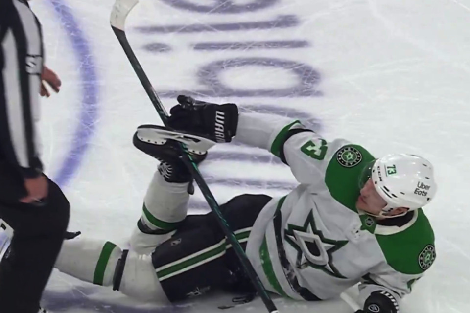 Oyunçunun hokkey çubuğu konkidə ilişdi, hakim köməyə gəldi - VİDEO
