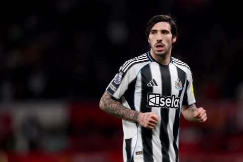 “Nyukasl”ın baş direktoru: “Müqaviləsi olan oyunçu bizim şərtlərimizlə ayrılacaq”