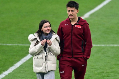 Ardanın yanındakı sirli qızın kimliyi məlum oldu - VİDEO