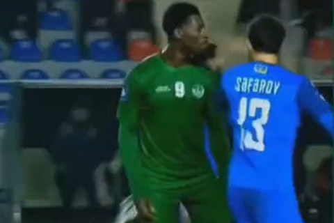 Игрок сборной Азербайджана дал пощечину сопернику в матче с Сьерра-Леоне