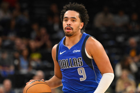 Игрок "Далласа" получил фол за попытку заблокировать бросок кроссовком