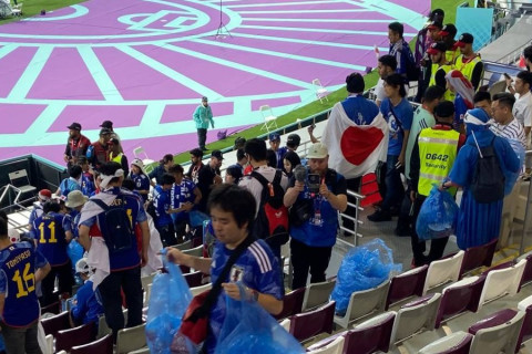 Yaponiyalı azarkeşlərdən nümunəvi davranış - VİDEO