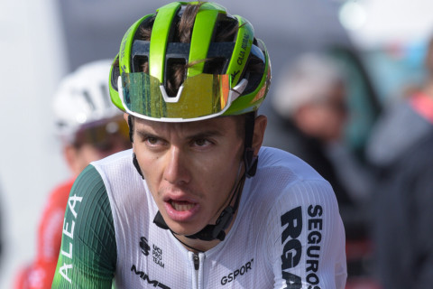 Испанский велогонщик Гварденьо был доставлен в больницу вертолетом после столкновения с автомобилем