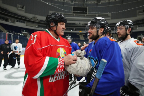 Лукашенко подарил сало хоккеистам минского "Динамо"