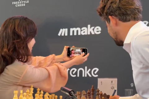 Магнус Карлсен "сдал" соперницу арбитрам сразу после совместного селфи - ФОТО/ВИДЕО