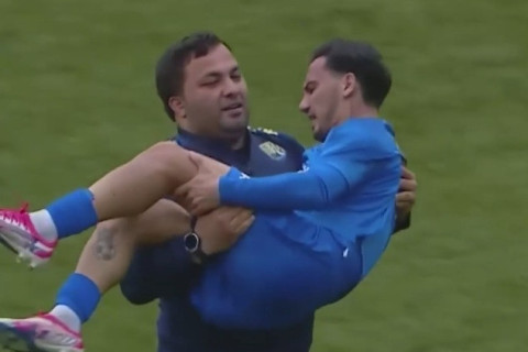 Врач вынес с поля на руках игрока сборной Азербайджана