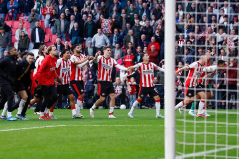 "ПСВ" в третий раз подряд стал чемпионов Эредивизии