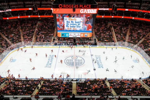 Болельщица родила ребенка прямо во время матча НХЛ