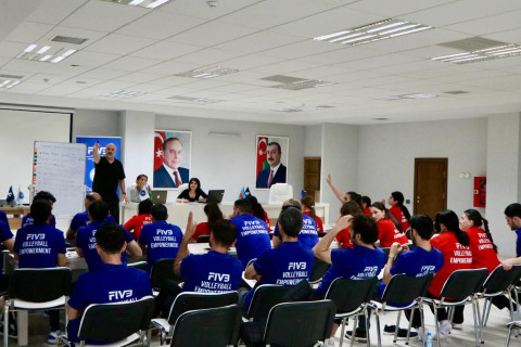 FIVB nümayəndəsi azərbaycanlı məşqçilərə kurs keçib