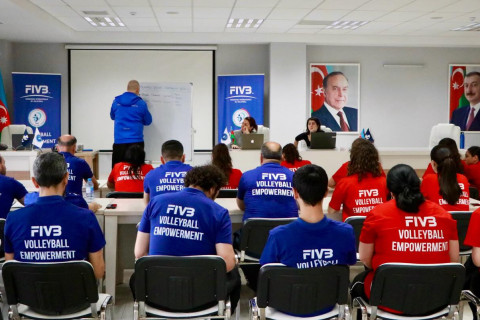 FIVB nümayəndəsi azərbaycanlı məşqçilərə kurs keçib