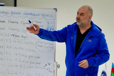 FIVB nümayəndəsi azərbaycanlı məşqçilərə kurs keçib