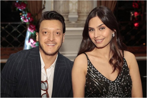 Mesut Özilin üçüncü övladı da qız oldu - FOTO