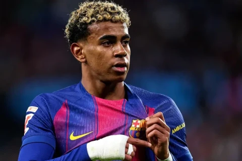 Yamal, “Atletiko” ilə oyunda Flikin köməkçisinin sözlərindən qəzəblənib