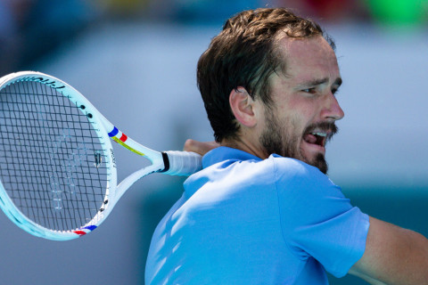 Biabırçı məğlubiyyətdən sonra raketkasını sındırdı - VİDEO