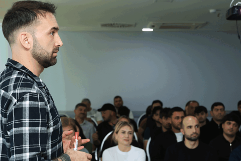 “Üzməyi Öyrənək” layihəsinin məşqçiləri üçün seminar başlanıb