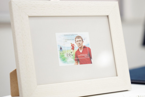 В Азербайджане выпущены почтовые марки к 80-летию Анатолия Банишевского