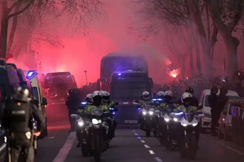 Автобус "Атлетико" забросали перед матчем с "Барселоной"