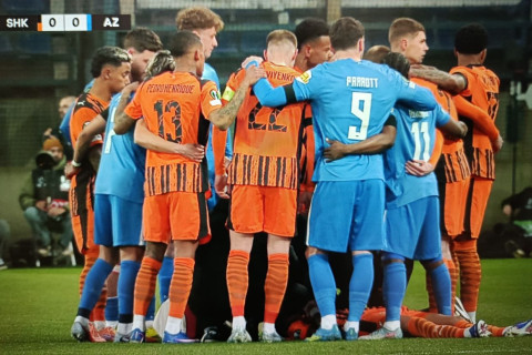 “Şaxtyor”un yarımmüdafiəçisi rəqib oyunçu ilə toqquşmadan sonra nokdauna düşüb