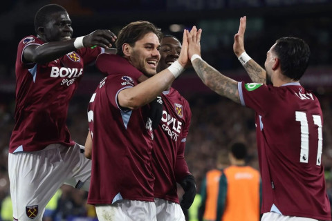 “Vest Hem” “Vulverhempton”u darmadağın edərək “Tottenhem”i keçdi