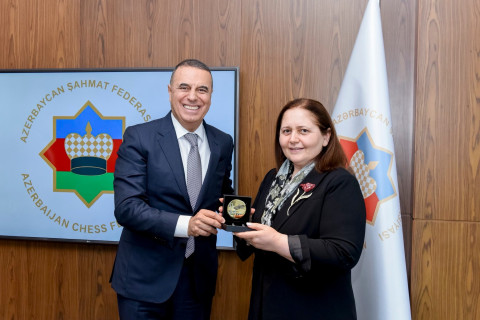 AŞF İcraiyyə Komitəsinin iclasında Aynur Sofiyeva xüsusi xatirə medalı ilə mükafatlandırılıb - FOTO