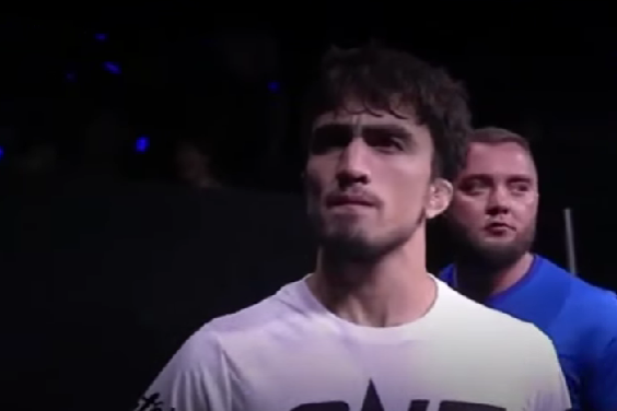 Azərbaycanlı döyüşçü Tailandda keçirilən MMA turnirində paraqvaylı rəqibini məğlub edib - VİDEO