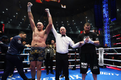 Экс‑чемпион мира Фьюри победил Махмудова судейским решением