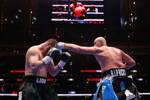 Махмудов вышел на бой с Фьюри под сигнал ракетной опасности