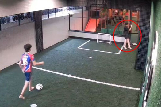 Braziliyalı yeniyetmə futbol meydançasında dostunun həyatını xilas edib - VİDEO