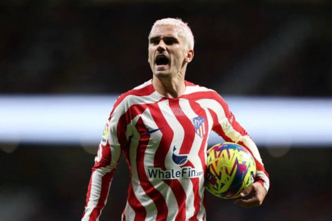 “Barselona” azarkeşləri Qrizmana aid lövhəni zədələyiblər - FOTO