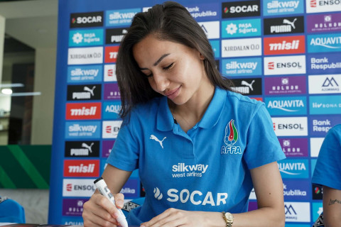 Azərbaycan millisinin futbolçularının iştirakı ilə imza tədbiri keçirilib - FOTO