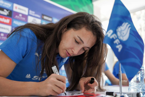 Azərbaycan millisinin futbolçularının iştirakı ilə imza tədbiri keçirilib - FOTO