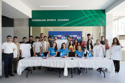 Azərbaycan millisinin futbolçularının iştirakı ilə imza tədbiri keçirilib - FOTO