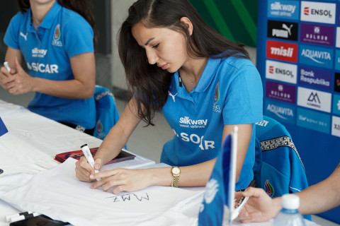 Azərbaycan millisinin futbolçularının iştirakı ilə imza tədbiri keçirilib - FOTO