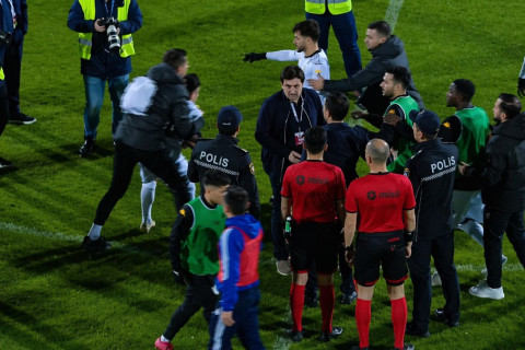 “Zirə” - “Neftçi” matçında gərginlik: Meydana polis çağırıldı -VİDEO