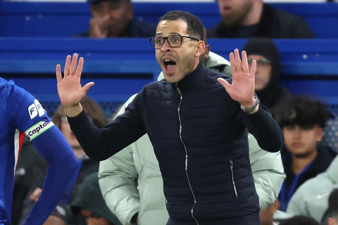 Болельщики "Челси" показали неприличные жесты тренеру