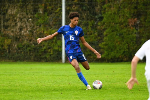 "Бавария" и "Боруссия" борются за 15-летнего защитника