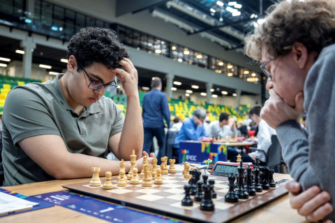 Азербайджанские шахматисты лидируют перед последним туром ЧЕ