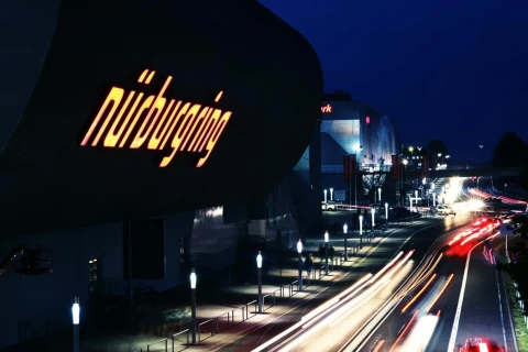 Пилот погиб в результате массовой аварии в автогонке на Нюрбургринге