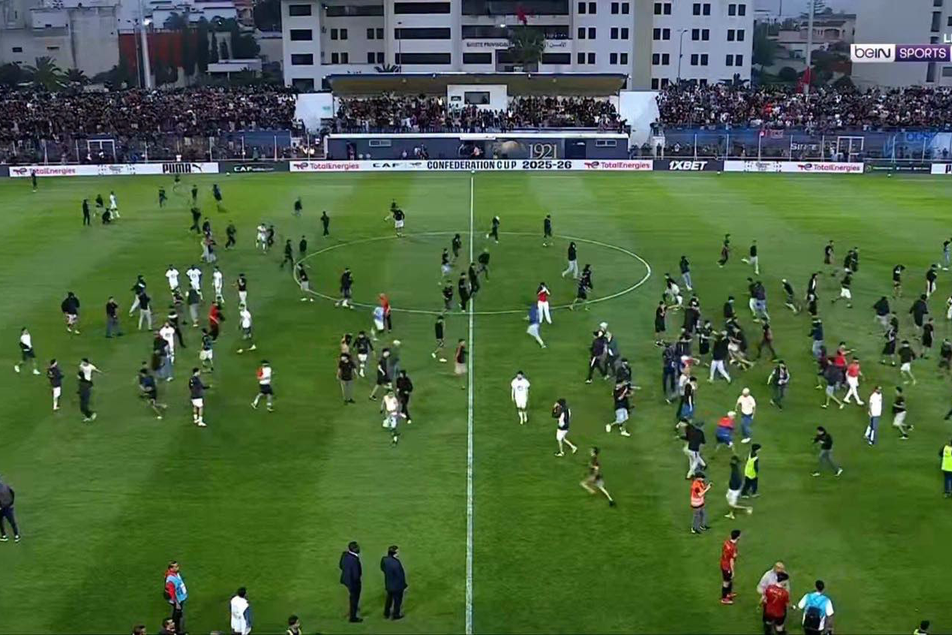 Afrika futbolunda xaos: Azarkeşlər meydanı istila etdi - VİDEO