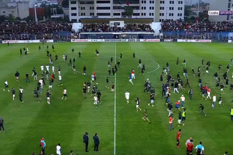 Afrika futbolunda xaos: Azarkeşlər meydanı istila etdi - VİDEO