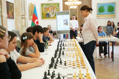 Ульвия Фаталиева провела сеанс одновременной игры на 15 досках