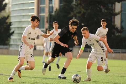 AFFA oyununda hakim səhvən futbolçunu qovdu və meydançaya qaytardı