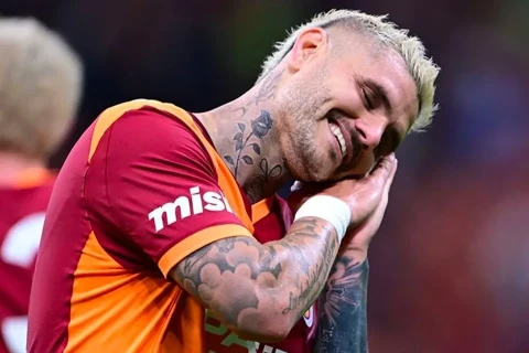 Maurio İkardi vətəninə qayıdır