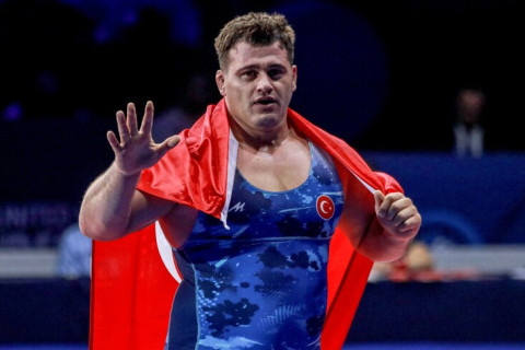 Rıza Kayaalp dünya rekordunu qırıb: “13-cü dəfə Avropa çempionu” - İDMAN.BİZ ALBANİYADAN + FOTO/VİDEO