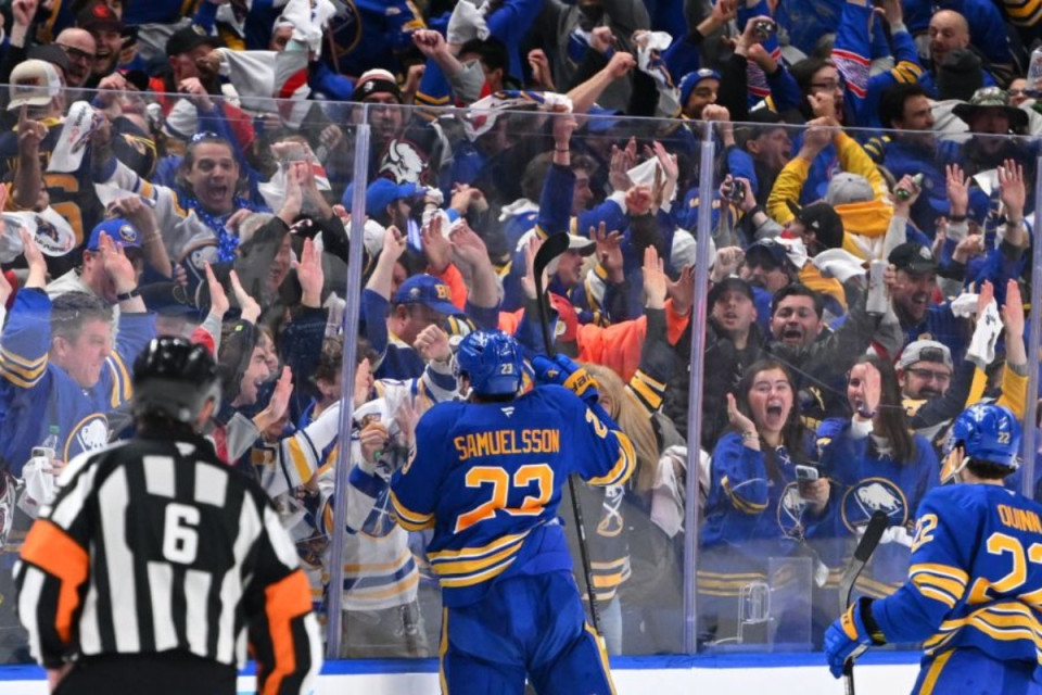 Milli Xokkey Liqasında azarkeş qoruyucu şüşəni sındırdı - Oyun dayandırıldı - VİDEO