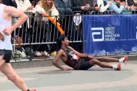 Rəqiblər yıxılan marafonçuya belə kömək etdilər - VİDEO