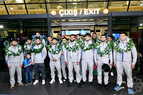 Avropa çempionu olan güləşçilərimiz Bakıda təntənə ilə qarşılanıb