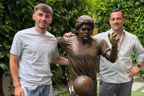 Хавбэк "Наполи" установил статую Диего Марадоны в своем дворе