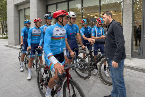 Эмин Агаларов встретился с азербайджанскими велогонщиками в Ташкенте