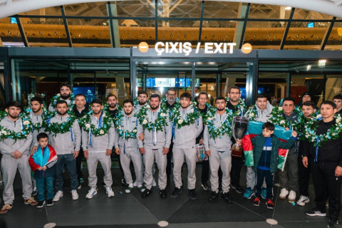 Avropa çempionu olan güləşçilərimiz Bakıda təntənə ilə qarşılanıb - FOTO